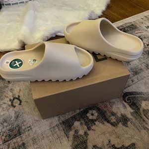 Yeezy Slides “bone” women’s size 9